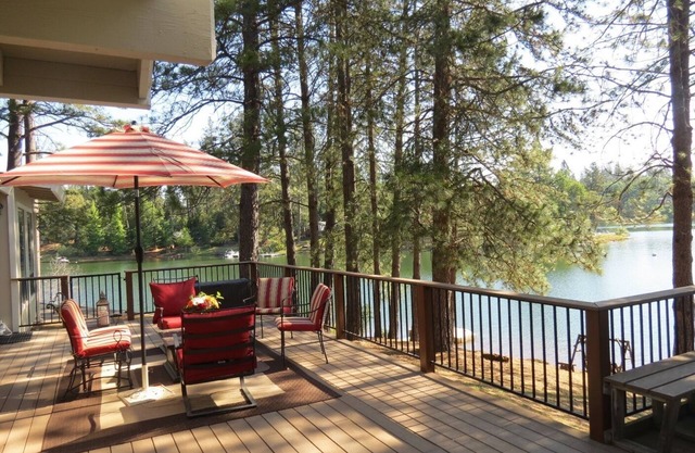 Schöne 4 Schlafzimmer Lakefront, nur wenige Schritte vom malerischen Gold Country Lake, ganzjährig geöffnet!