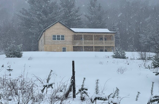 Lovely 4 bedroom Log cabin in Island Pond Vermont Snow Mobile Capitol of NEK