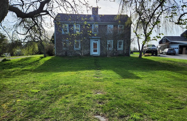 Lovely 4-bedroom farmhouse in Little Compton. Pet and family friendly.