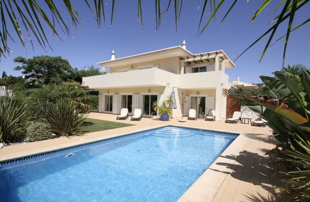 Lovely 4 Bedroom Villa w/ Private Pool, Close to Beach & Golf course, Wifi, A/C