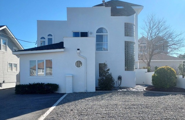 LOVELY 5 BR HOME W/ IN-GROUND HEATED POOL-PRIVATE BEACH FAMILY & PET FRIENDLY!