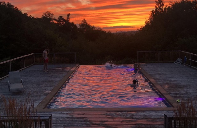 Lovely 5 Bdr chalet, private lake in Bolton Est