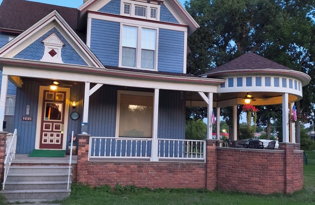 Lovely 5-bedroom house with AC in charming Vassar sleeps 10 comfortably