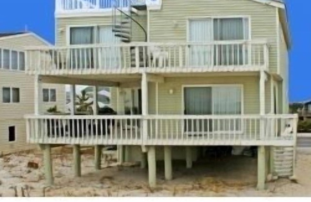 LOVELY 5 BEDROOM ONCEAN FRONT!