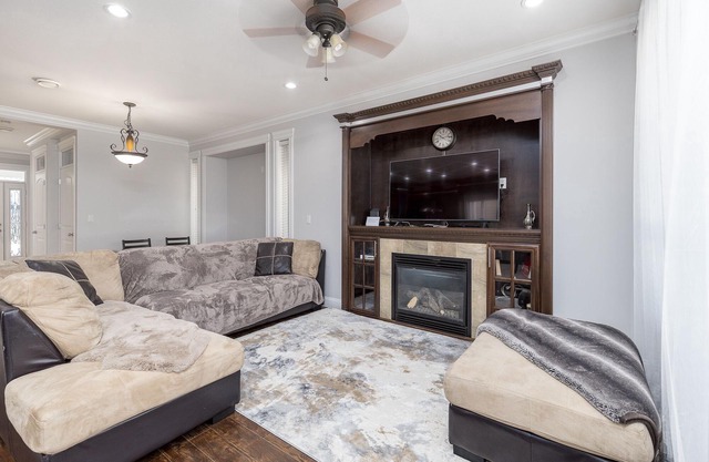 Lovely 5BR House/ AC/ Up to 11 guests/ Langley