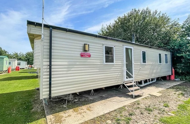 Lovely 6 berth caravan at Dovercourt Holiday Park in Essex ref 44005G