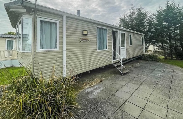 Lovely 6 berth caravan with free WiFi at Steeple Bay Park ref 36118E