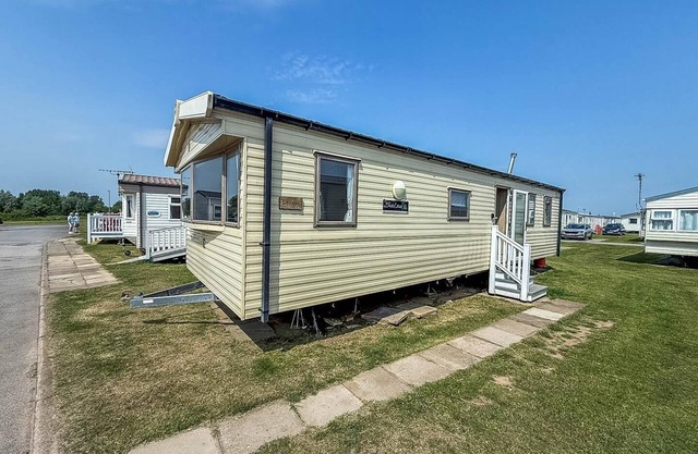 Lovely 6 berth caravan for hire at Barmston Beach Holiday Park ref 62062HC