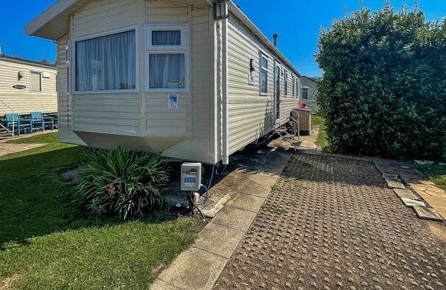 Lovely 8 berth caravan at Dovercourt, Essex ref 44006D