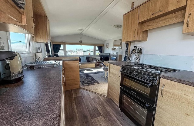 Lovely 8 berth caravan at Manor Park nearby Hunstanton Beach 23107S