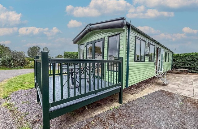 Lovely 8 berth caravan with front decking at Southview, Skegness ref 33025S