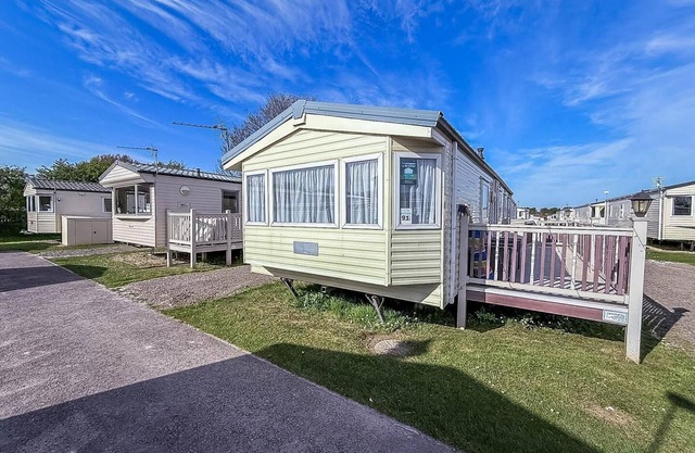 Lovely 8 berth caravan with decking at Sunnydale Park, Lincolnshire ref 35091BR