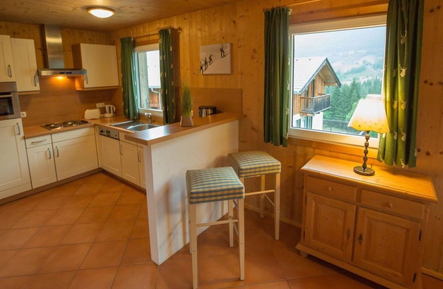 Herrliche Wohnung in einem Ferienhaus mit Pool, W-LAN, TV, Terrasse, Haustiere erlaubt, Parkplatz