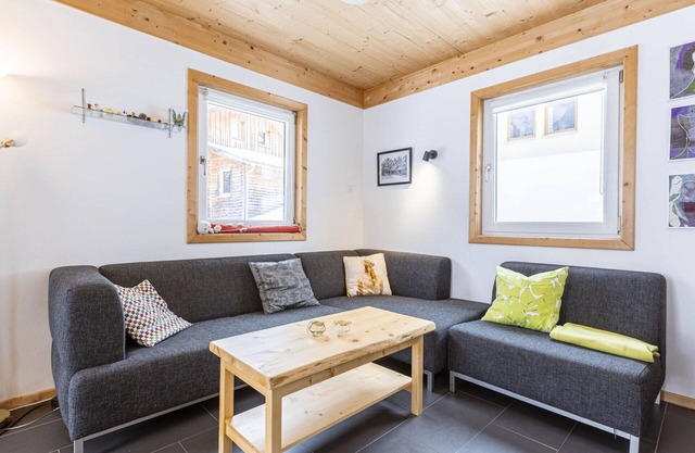 Schöne Wohnung in einem Ferienhaus für 8 Personen mit W-LAN, Pool, TV, Terrasse und Parkplatz