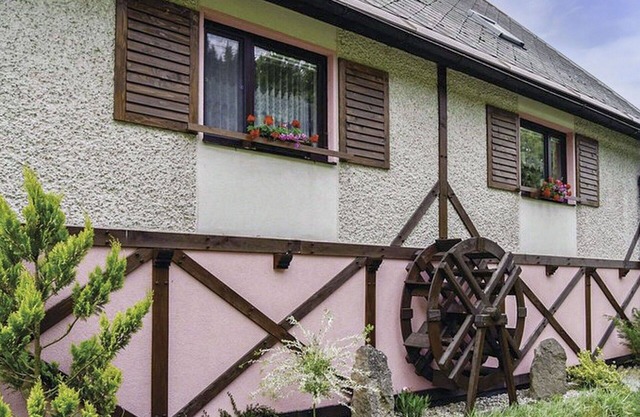 Schöne Wohnung in einem Ferienhaus mit Pool, W-LAN, TV, Innenhof, Haustiere erlaubt und Parkplatz