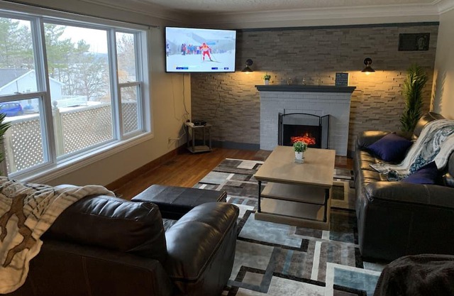 Lovely and Bright Bungalow near lake and parks