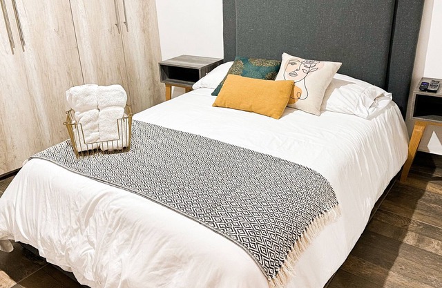 Lovely and cozy boho apartment 5 blocks from the Cathedral