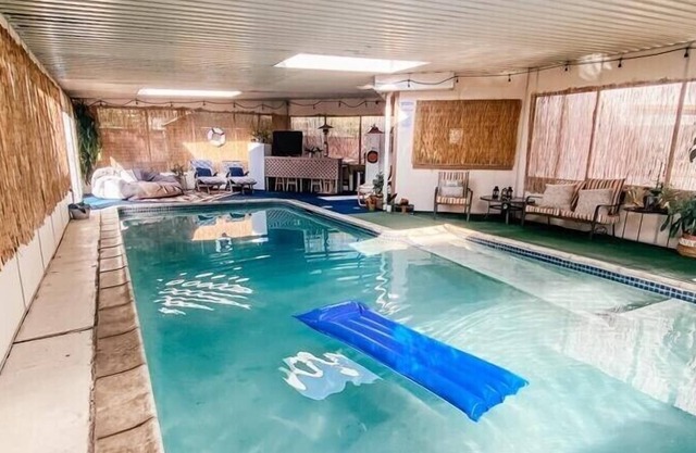 Lovely and cozy- Pet & 420 Friendly with heated indoor pool