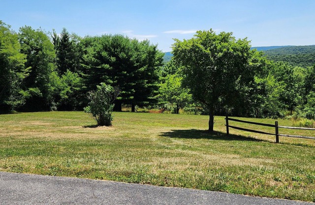 Lovely and Relaxing Ridgetop 3-bedroom 2.5 bath house,7 min from Raystown Lake