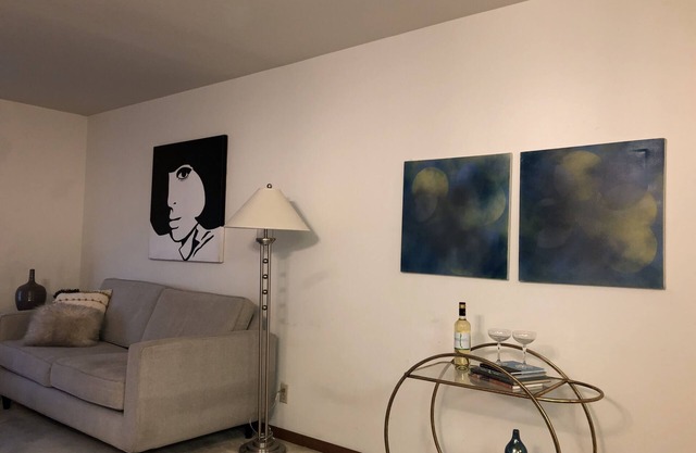Lovely and Spacious 2 Bedroom Parking included