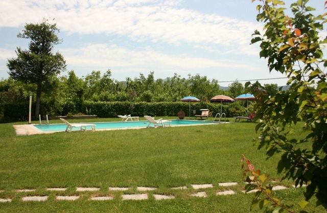 Angenehme Wohnung für 4 Personen mit W-LAN, Pool, TV, Haustiere erlaubt und Parkplatz, bei Cortona