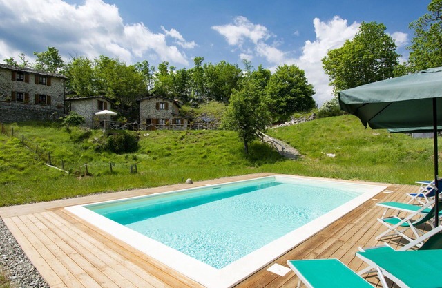 Gemütliche Wohnung in einem Ferienhaus mit Pool, W-LAN, TV, Innenhof, Haustiere erlaubt, Parkplatz
