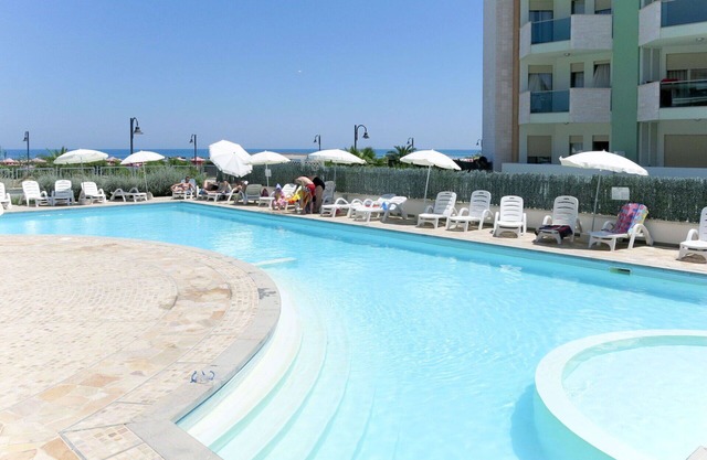 Angenehme Wohnung mit internet, Klimaanlage, Pool, TV, Terrasse, Haustiere erlaubt und Parkplatz