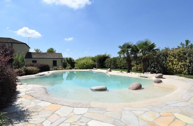 Herrliche Wohnung in einem Ferienhaus mit Klimaanlage, W-LAN, Pool, TV, Innenhof und Parkplatz
