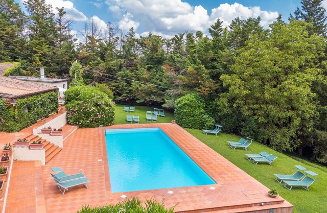 Schöne Wohnung in einem Ferienhaus für 4 Personen mit Pool, W-LAN, TV, Terrasse und Parkplatz