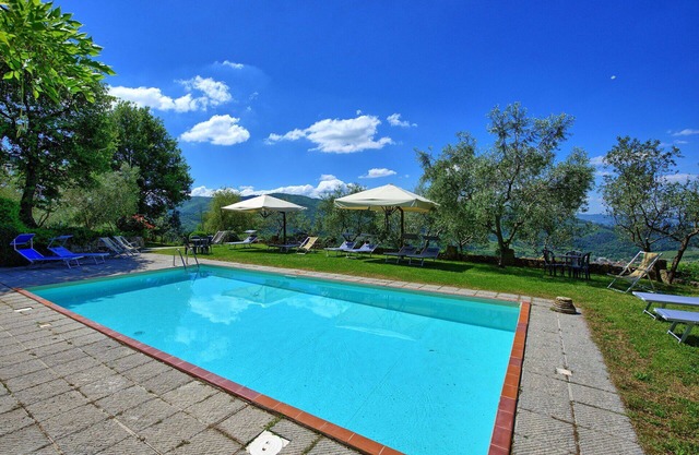 Herrliche Wohnung mit W-LAN, Pool, TV, Innenhof, Panoramablick, Parkplatz, bei Greve In Chianti