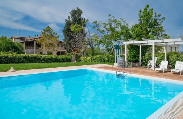 Angenehme Wohnung mit Pool, W-LAN, Klimaanlage, TV, Innenhof, Haustiere erlaubt und Parkplatz
