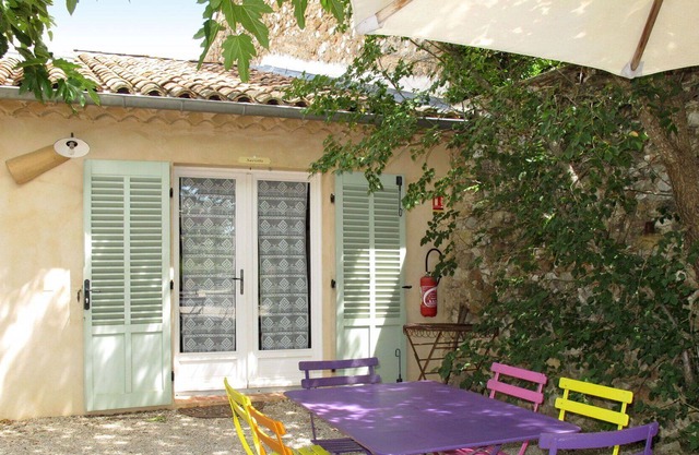 Gemütliche Wohnung in einem Ferienhaus für 6 Leute mit W-LAN, Pool, TV und Parkplatz