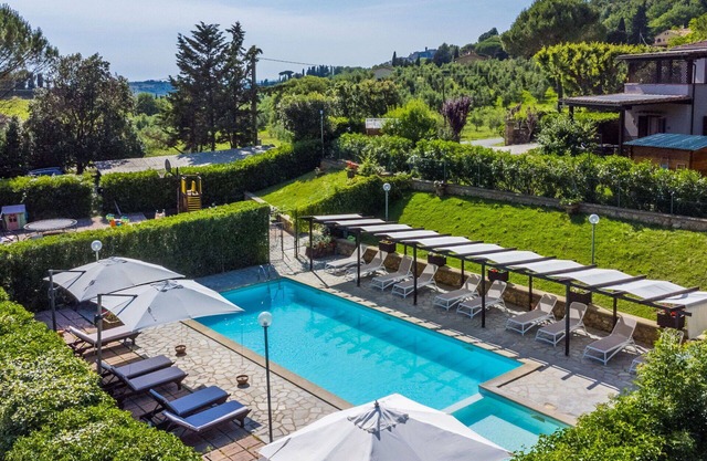 Herrliche Wohnung für 4 Gäste mit Pool, W-LAN, TV, Innenhof, Haustiere erlaubt und Parkplatz