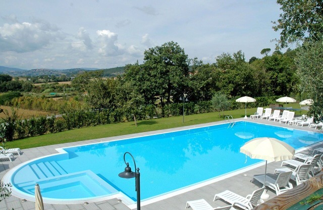 Gemütliche Wohnung in einem Ferienhaus mit Pool, W-LAN, Klimaanlage, TV, Innenhof und Parkplatz