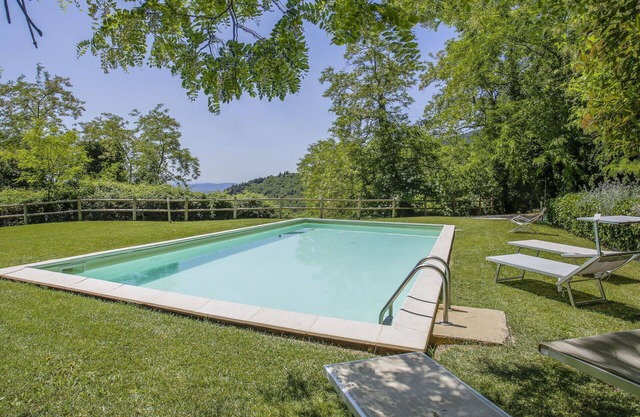 Schöne Wohnung in einem Ferienhaus mit W-LAN, Pool, TV, Terrasse, Haustiere erlaubt, Parkplatz
