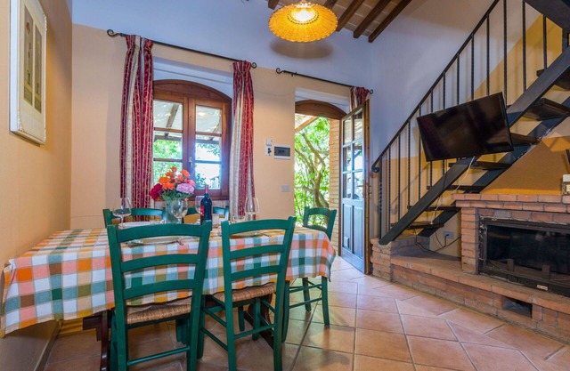 Herrliche Wohnung für 5 Personen mit Klimaanlage, Pool, W-LAN, TV, Innenhof und Parkplatz
