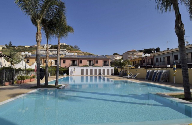 Angenehme Wohnung für 4 Personen mit W-LAN, Pool, Klimaanlage, TV, Balkon und Parkplatz