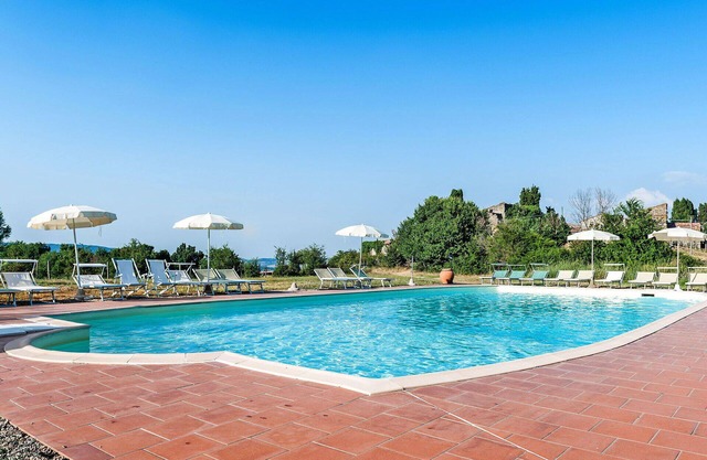 Herrliche Wohnung in einem Ferienhaus mit W-LAN, Pool, TV, Terrasse, Haustiere erlaubt, Parkplatz
