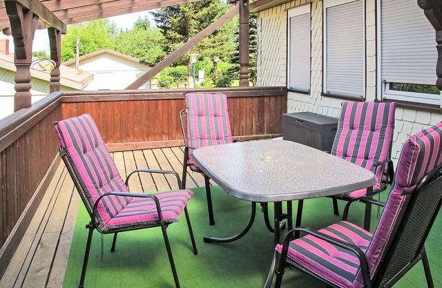 Angenehme Wohnung in einem Ferienhaus für 4 Gäste mit W-LAN, TV, Innenhof und Parkplatz