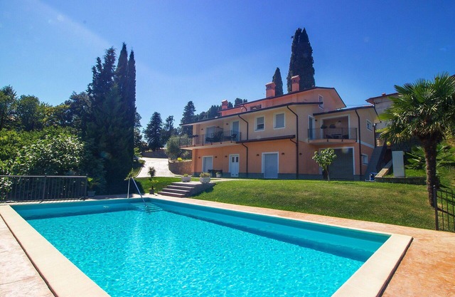 Schöne Wohnung mit Klimaanlage, Pool, W-LAN, TV, Innenhof, Panoramablick und Parkplatz
