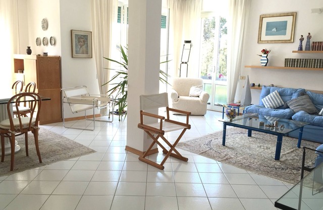 Komfortable, helle Wohnung am Parkrand und nah am Meer