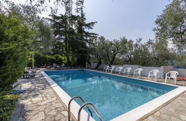 Angenehme Wohnung für 4 Personen mit W-LAN, Pool, Haustiere erlaubt, Panoramablick und Parkplatz