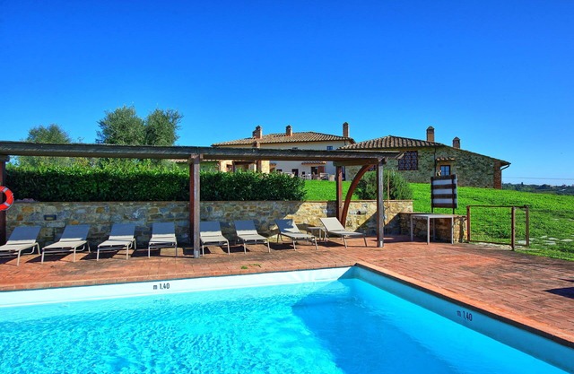 Angenehme Wohnung für 4 Gäste mit Pool, Klimaanlage, TV, Panoramablick und Parkplatz, bei Siena
