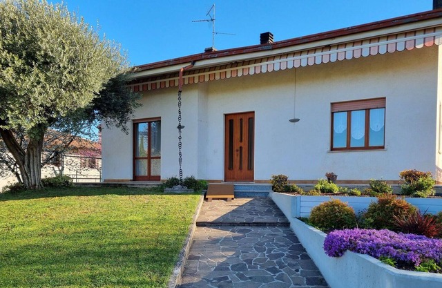 Lovely apartment for 5 guests with WIFI, TV, patio and pets allowed