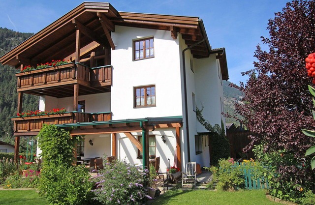 Schöne Wohnung für 4 Gäste mit W-LAN, TV, Terrasse und Parkplatz
