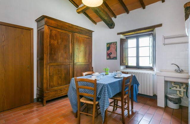 Herrliche Wohnung für 4 Personen mit Pool, W-LAN, TV, Innenhof, Haustiere erlaubt und Parkplatz