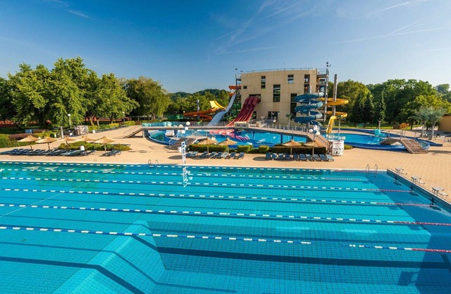 Herrliche Wohnung für 4 Personen mit Klimaanlage, W-LAN, Pool, TV, Balkon und Parkplatz