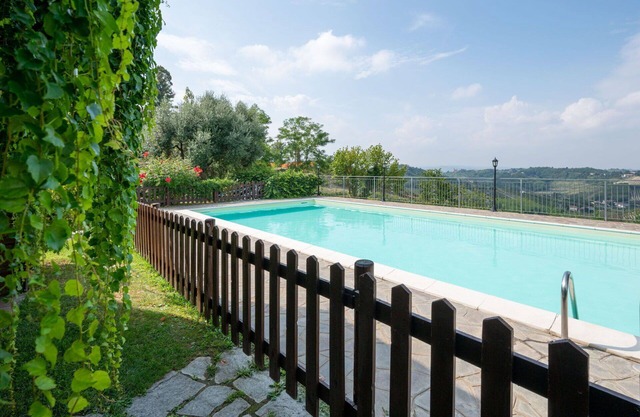 Angenehme Wohnung mit Pool, W-LAN, Klimaanlage, TV, Balkon, Haustiere erlaubt und Parkplatz