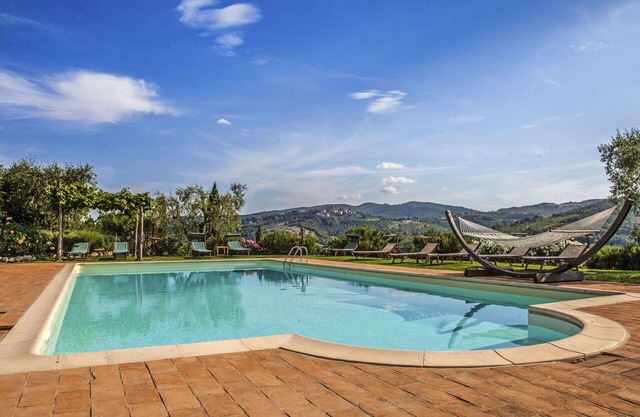 Angenehme Wohnung mit Pool, W-LAN, TV, Innenhof, Haustiere erlaubt, Panoramablick und Parkplatz