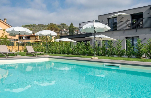 Angenehme Wohnung mit Pool, W-LAN, Klimaanlage, TV, Terrasse, Haustiere erlaubt und Parkplatz